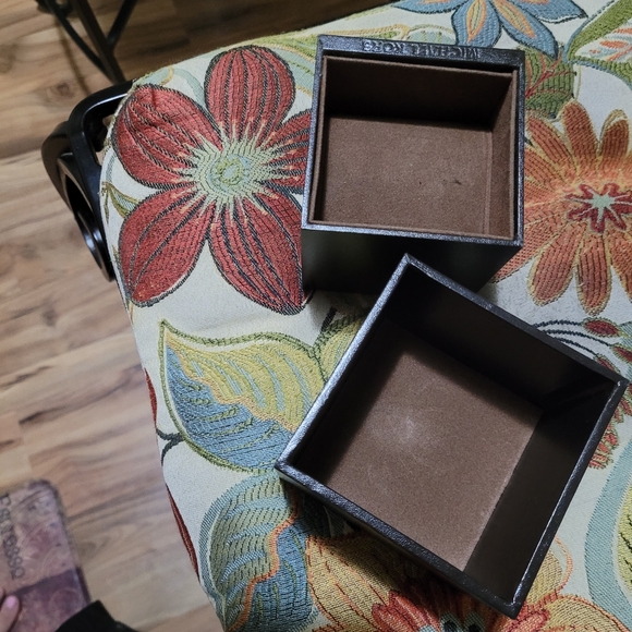 Micheal kors watch box - Picture 2 of 2